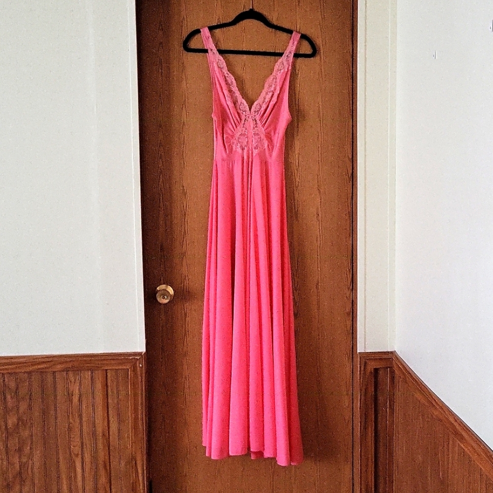 Vintage Olga coral colored nightgown. Small.